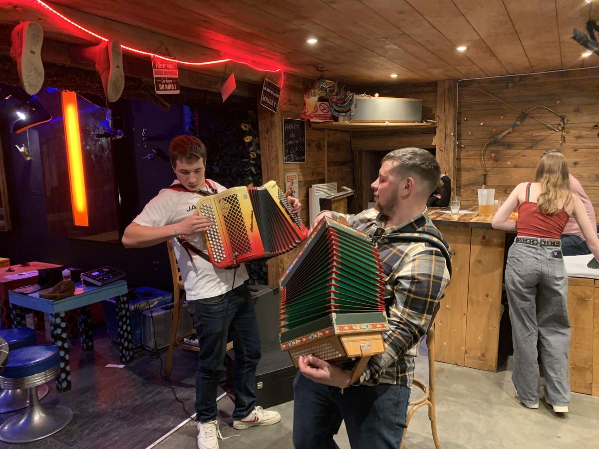 Deux accordéonistes jouent au milieu de la salle du PIC