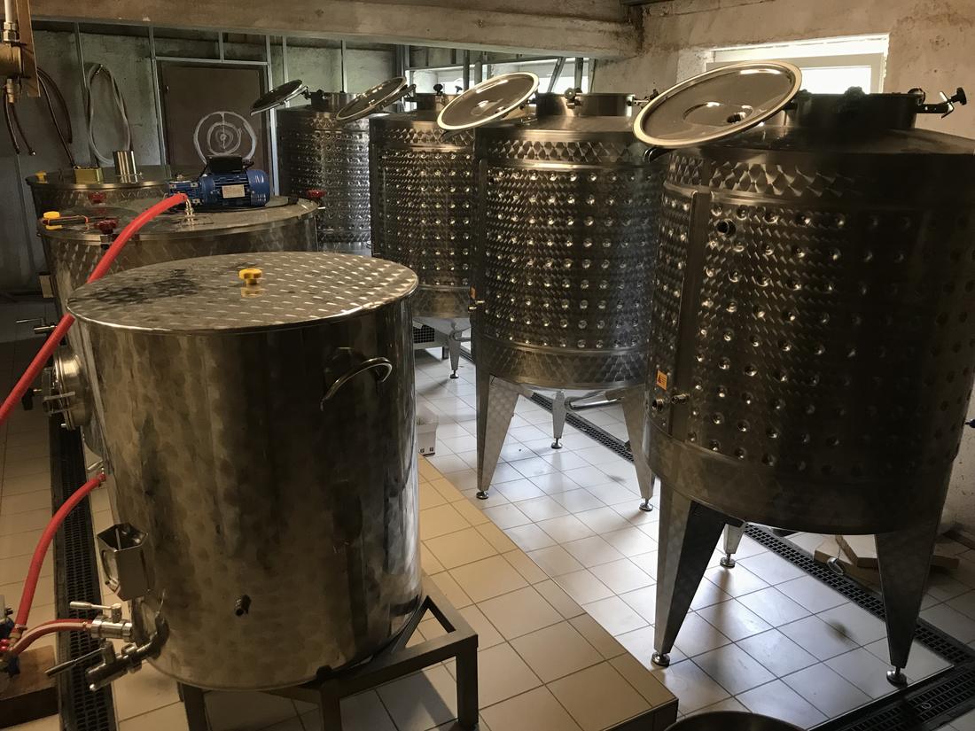 Les cuves de fermentation de la brasserie Biggy's Bräu