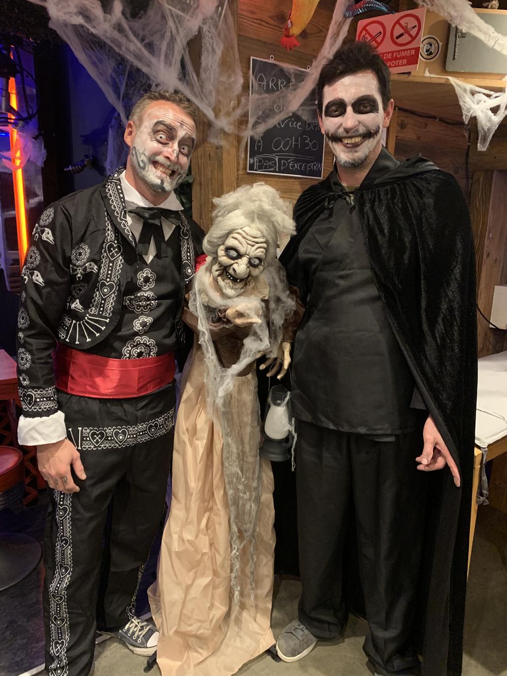 Trois clients maquillés et déguisés pour la soirée Halloween