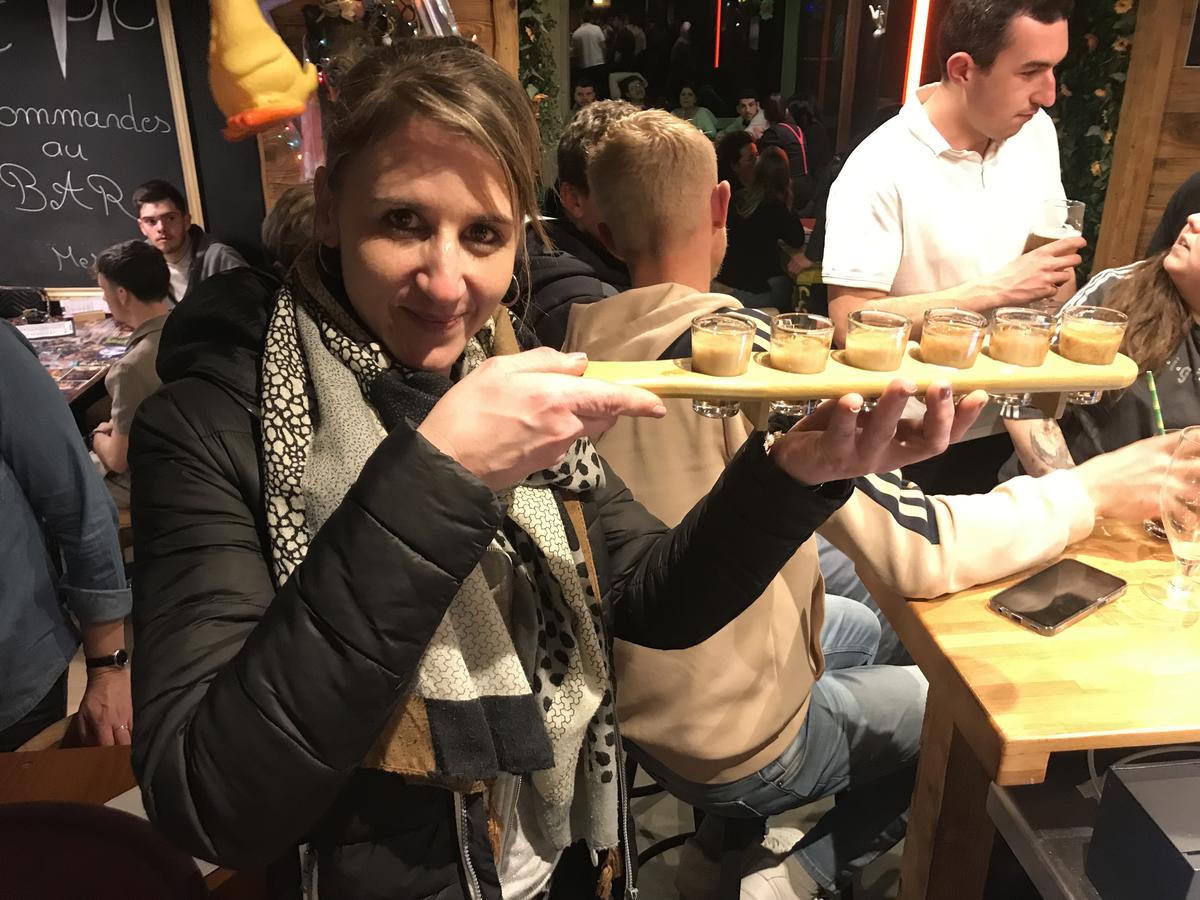 Une cliente lève une planche de six shooters dans la salle pleine